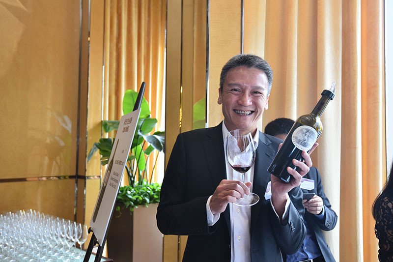 一位幸运来宾品鉴了2012年份哈兰酒庄赤霞珠
