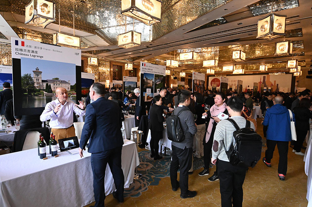 Guests tasting at the Grand Tasting of the Decanter Shanghai Fine Wine Encounter 2018