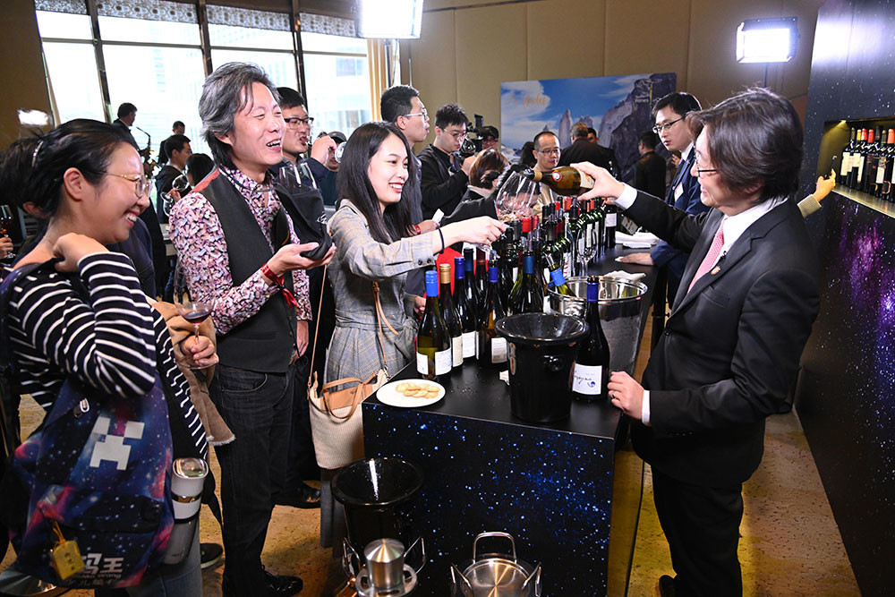 LU Yang MS pouring Chilean wines for the guests in the Wines of Chile Hall